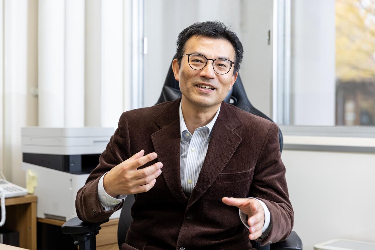 画像: 素材と未来について語る森本教授の顔には期待に満ちた笑顔が