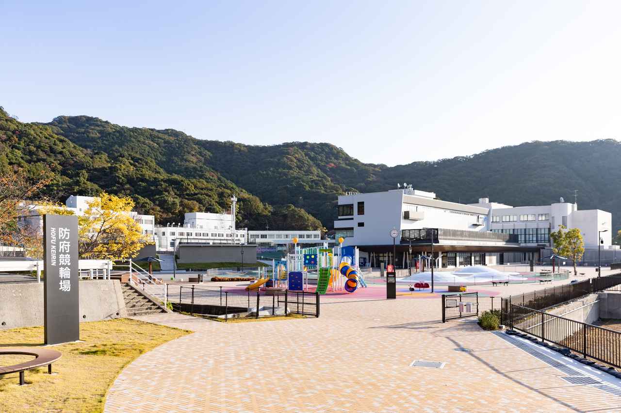 画像: 家族連れも訪れるという、緑豊かな自然に囲まれた防府競輪場