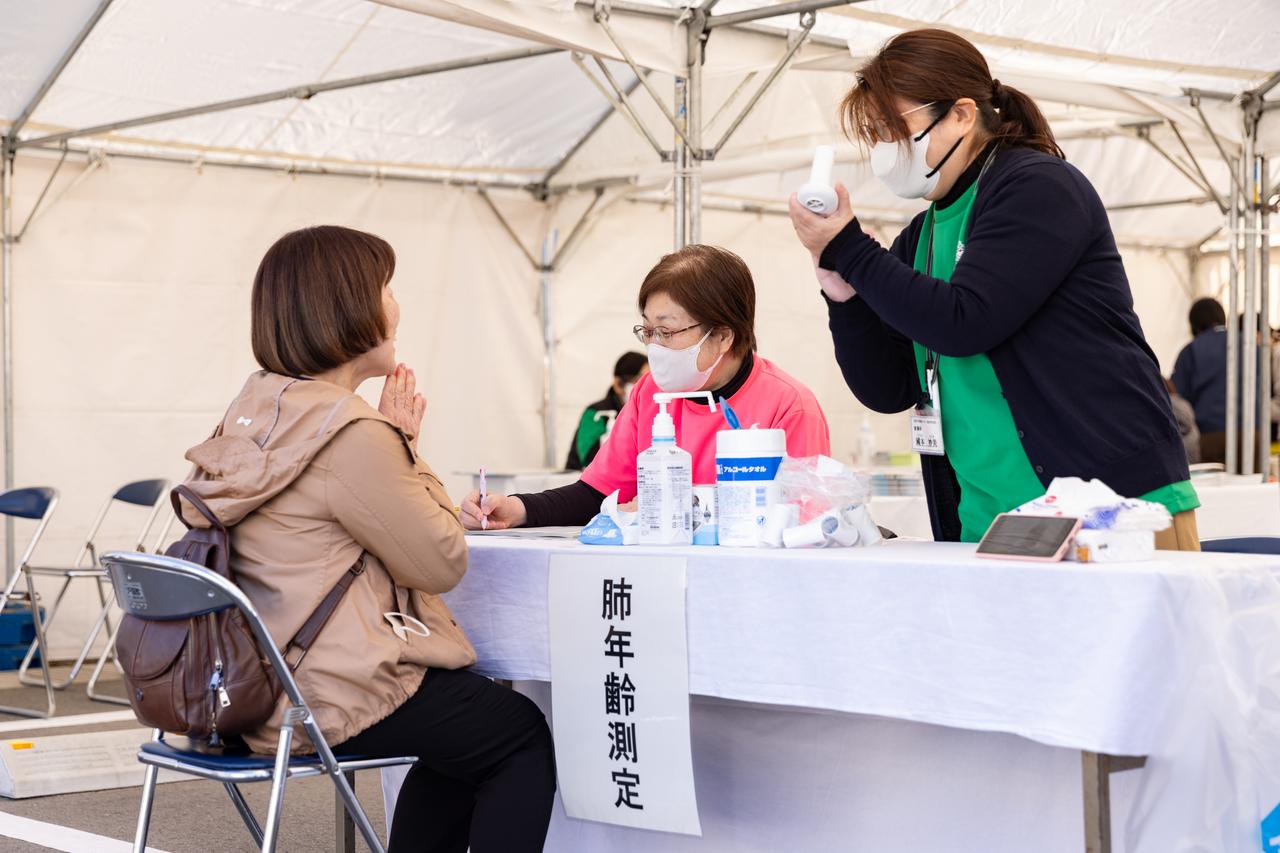 画像: 検診後に受けられる肺年齢測定スペースでは、会話が弾む明るい声も