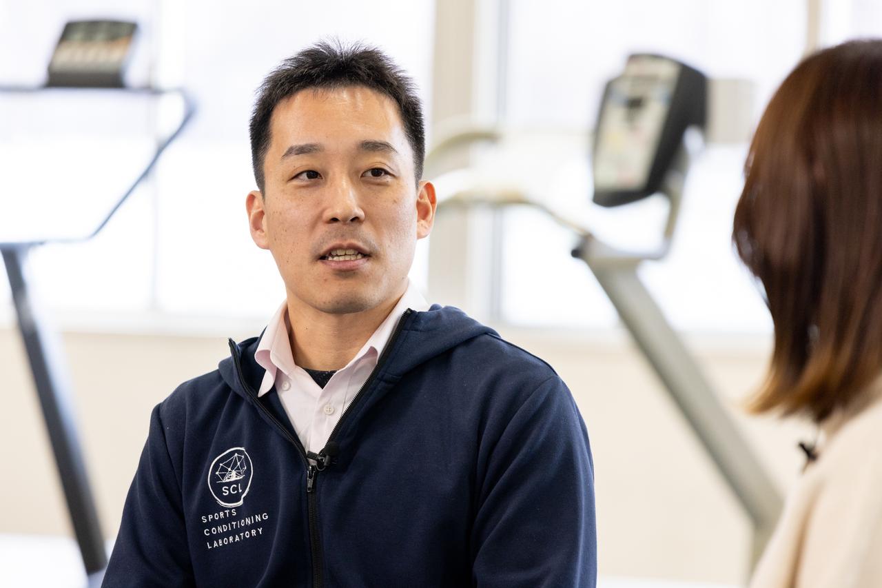 画像: 過去に対面したアスリートや指導者とのやり取りを振り返る越智先生