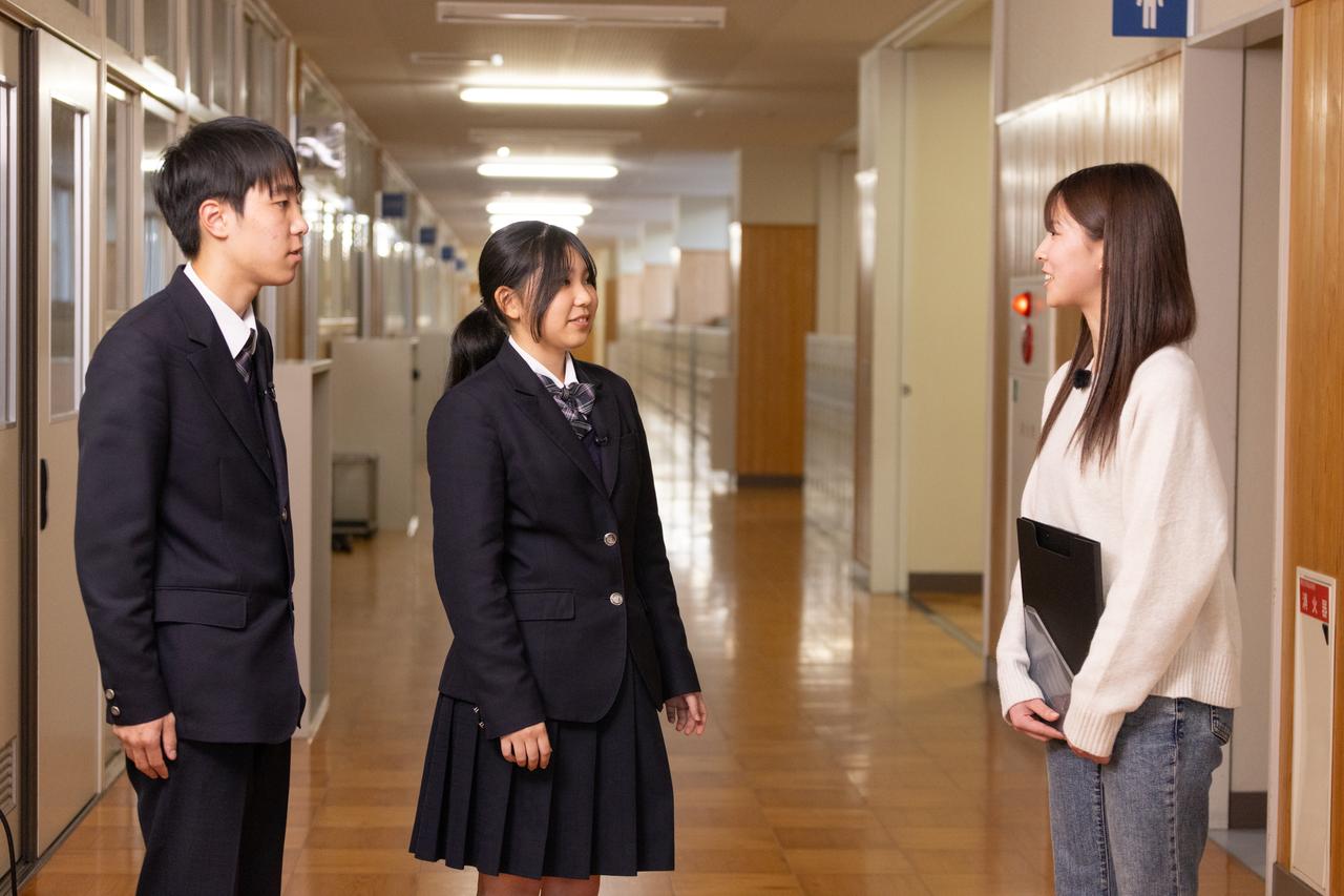 画像: 天竜ラボの生徒にインタビューを試みる北市選手