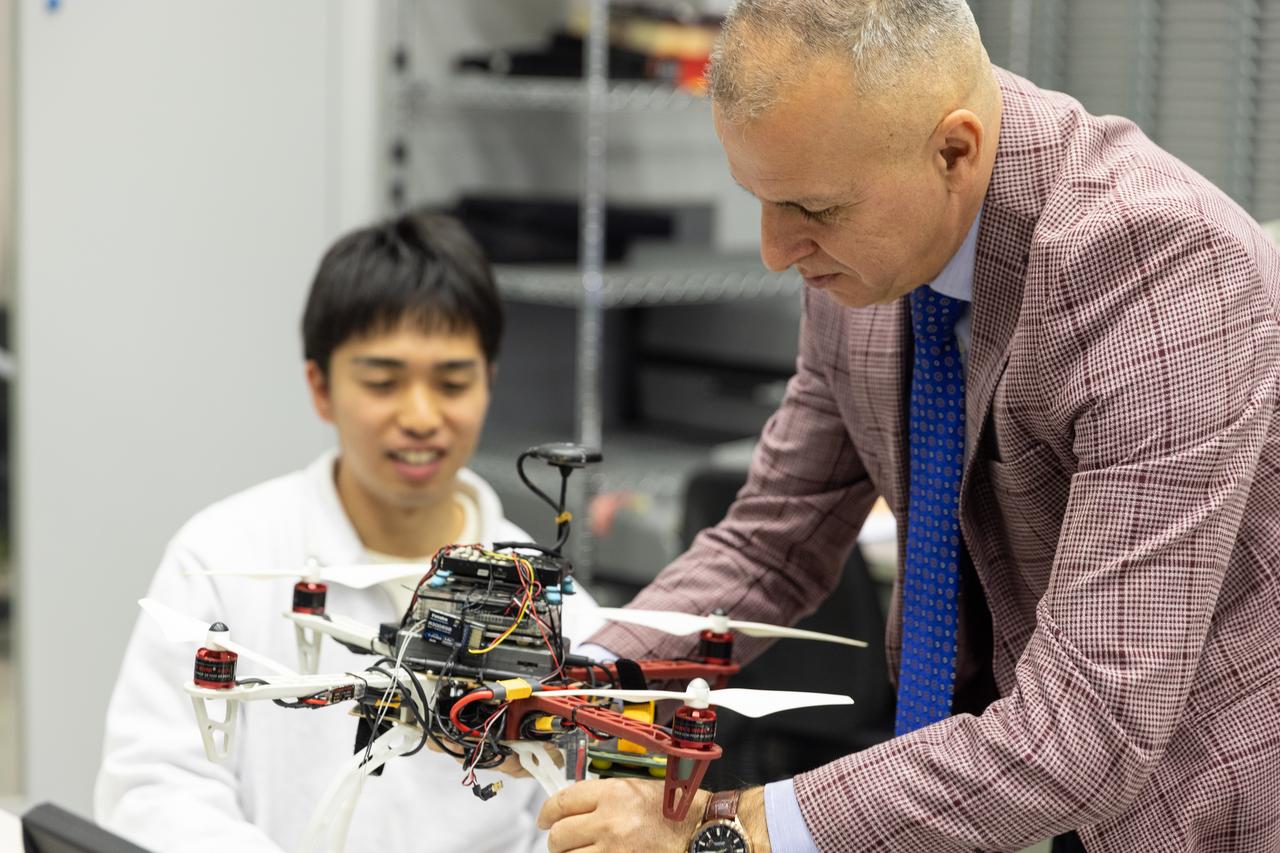 画像: 真剣なまなざしでドローンをチェックするチャピ教授