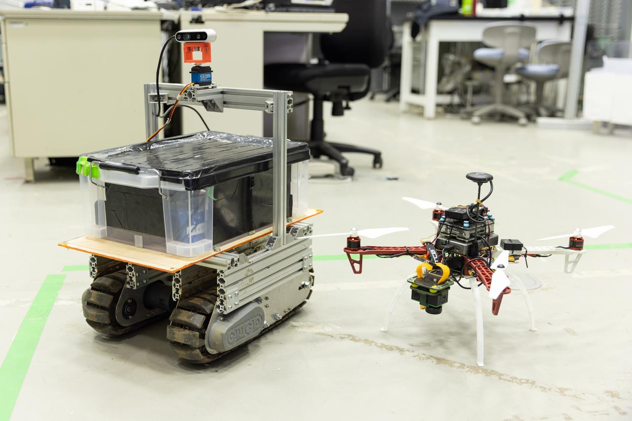 画像: 実験に使用された自律走行型ロボットとドローン