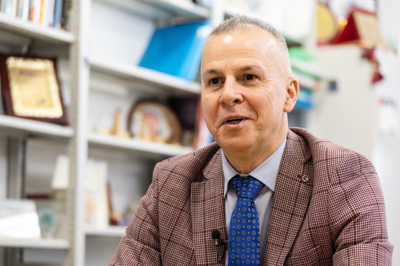 画像: アルバニア出身で長年ロボット工学に携わるチャピ教授