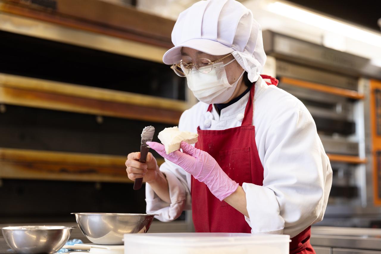 画像: 勤務13年目になる利用者さん。「私の適性にあわせて仕事を頼んでくれるので働きやすい。工賃はほとんど生活費ですが、好きな歌手のCDを買うこともあります」