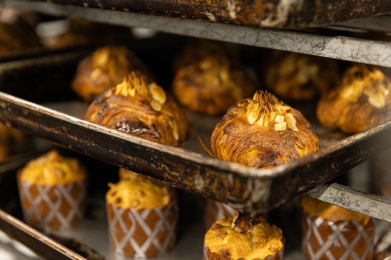 画像: パンが焼き上がると、工房内はおいしい香りでいっぱいに