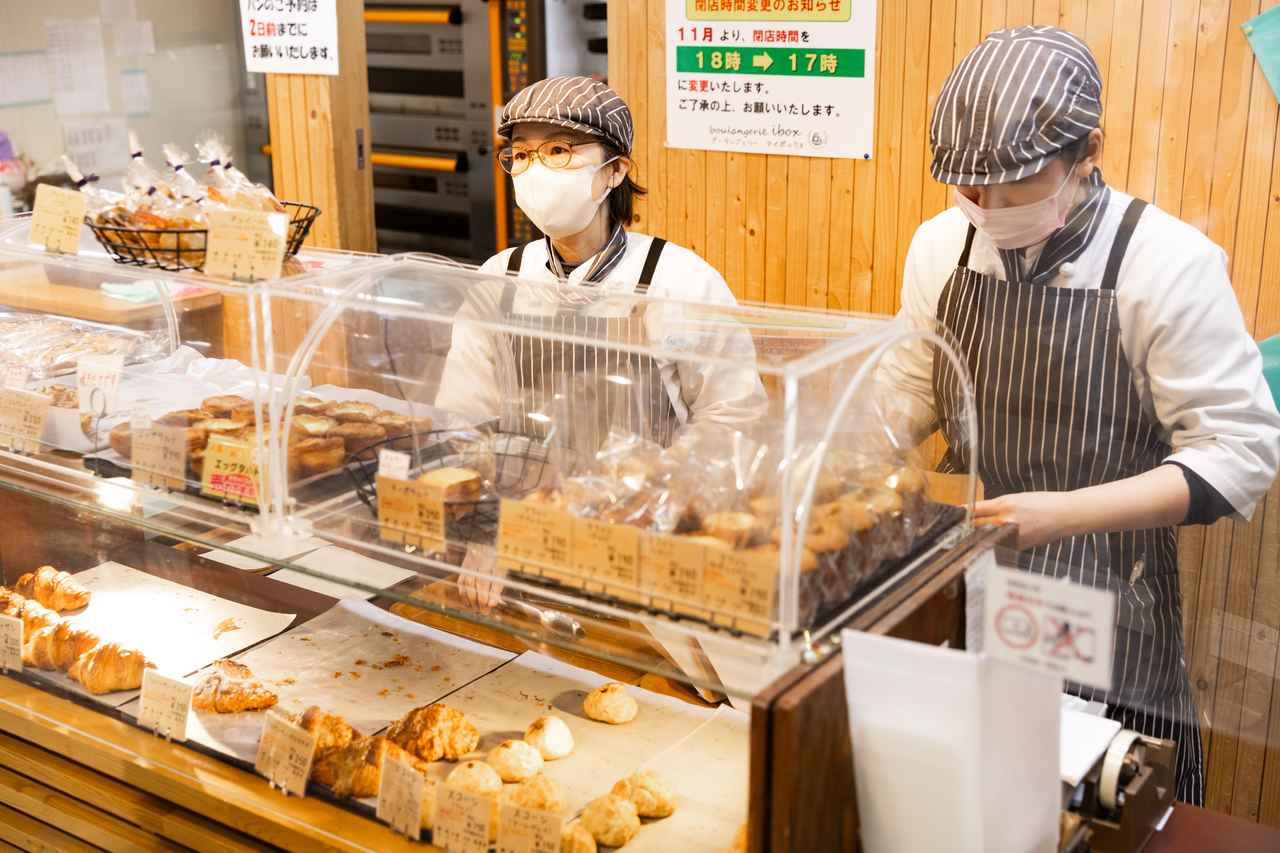 画像: 木のぬくもりを感じる、あたたかみに満ちた店内