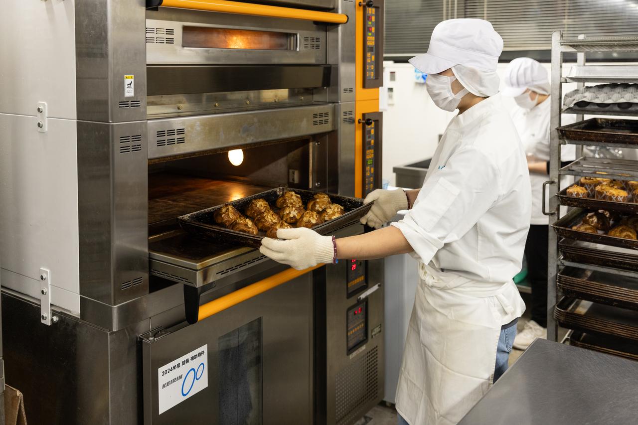 画像: パン製造用ドウコン一体型オーブン。夜間に自動で発酵作業が行えるようになり、より安定した製造が可能に