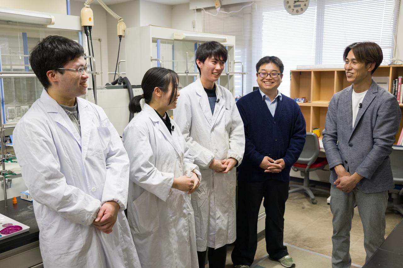 画像: 助教の水野さんと研究室に所属する学生のみなさん