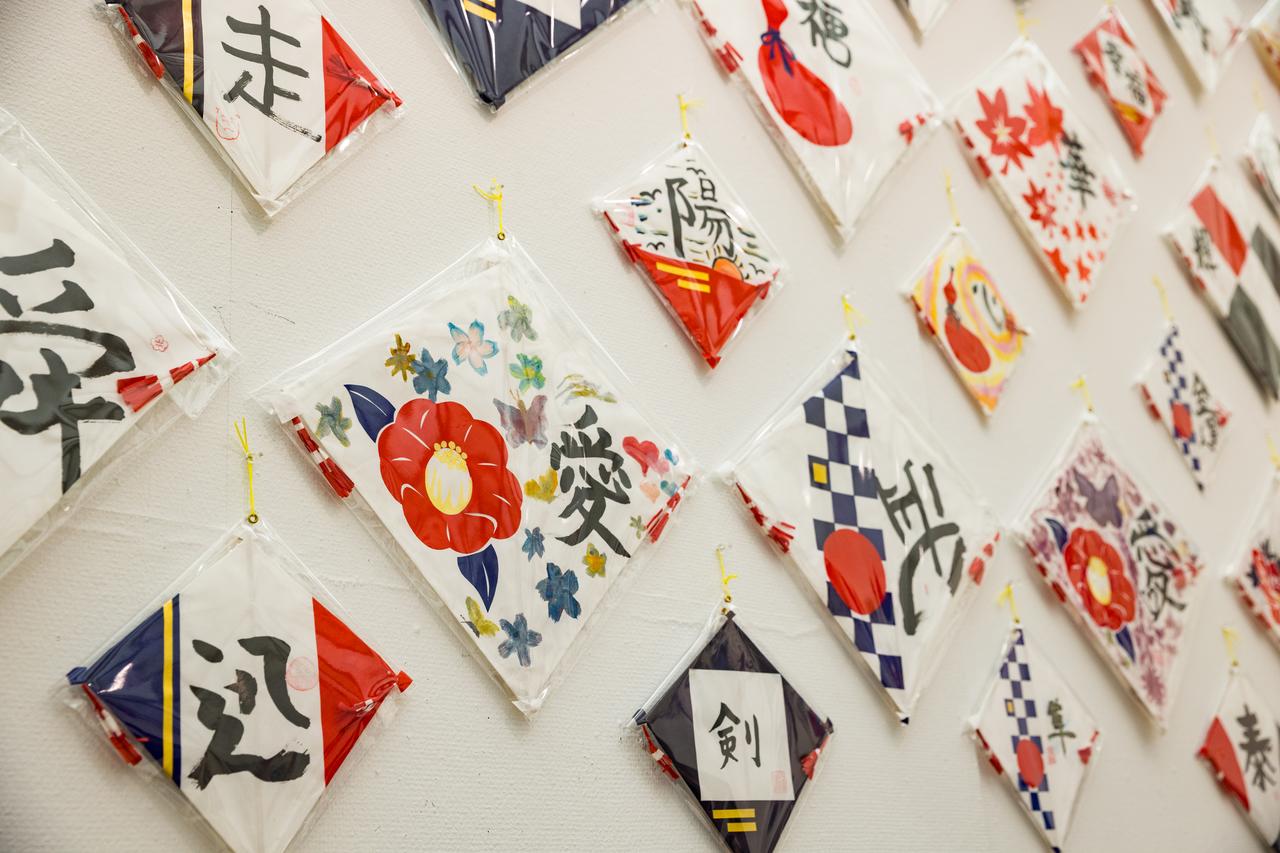 画像: 伝統的なハタの模様に、生徒たち独自の装飾や文字が