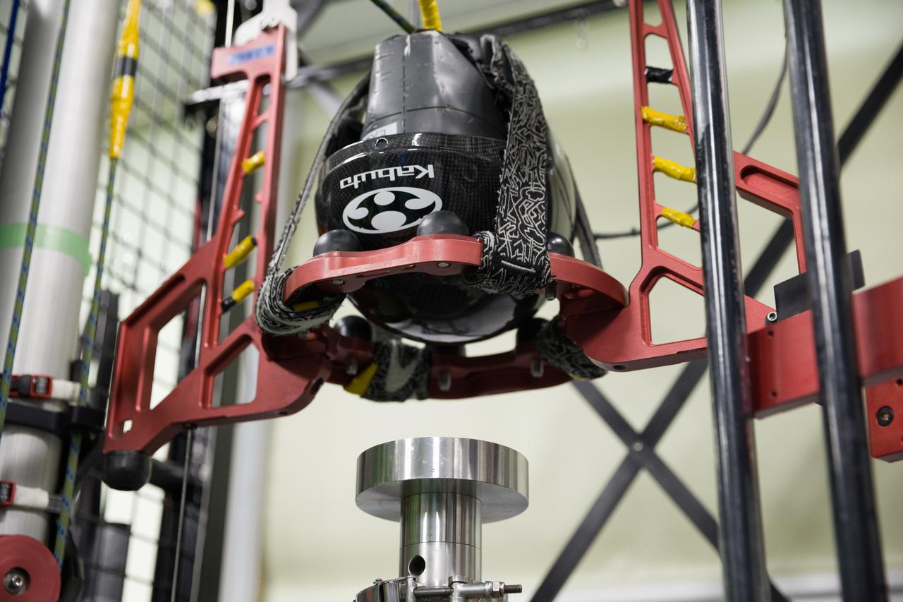 画像: ヘルメットの耐久性を測る装置