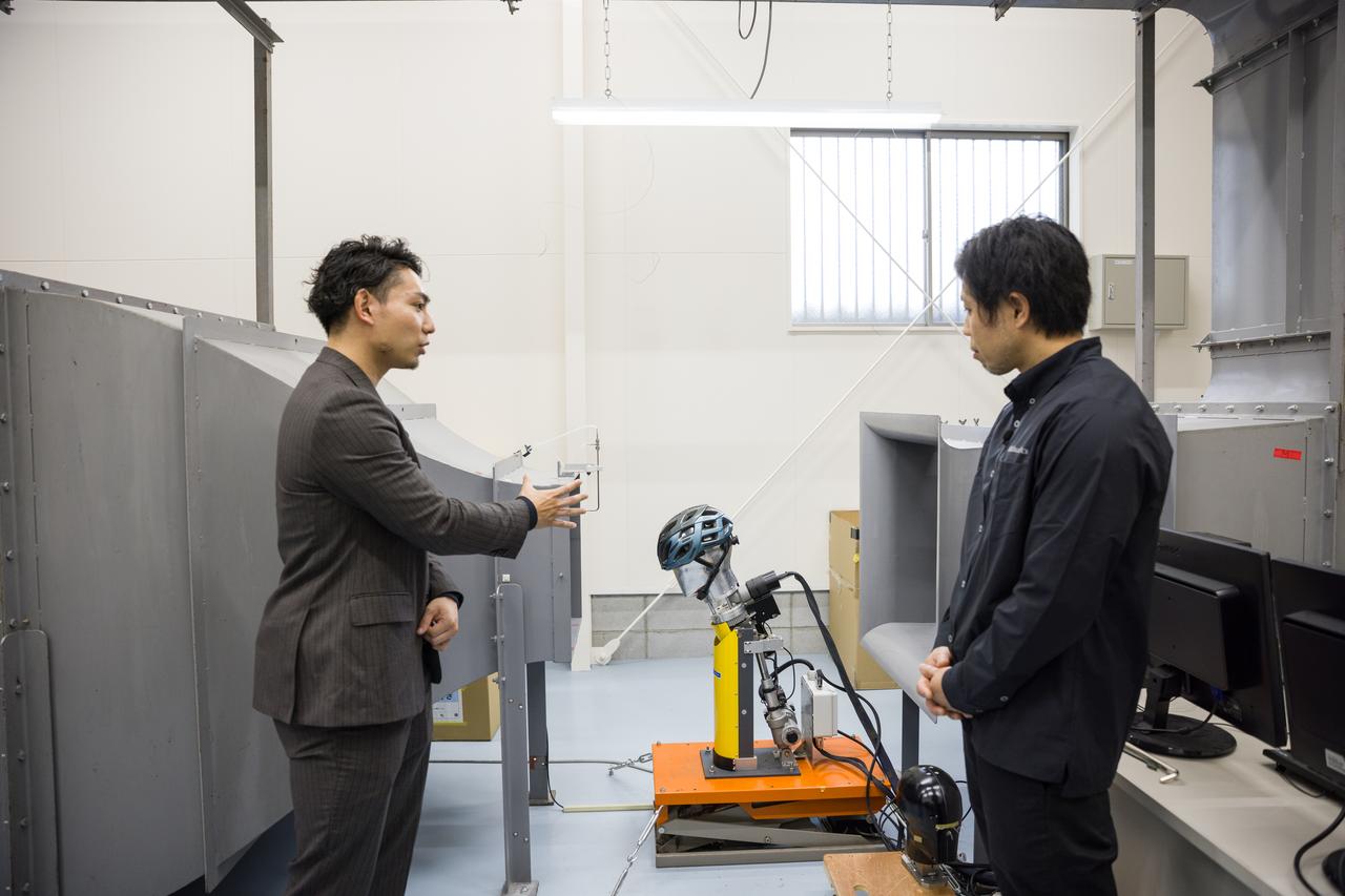 画像: 風洞実験の様子を見学する小原選手