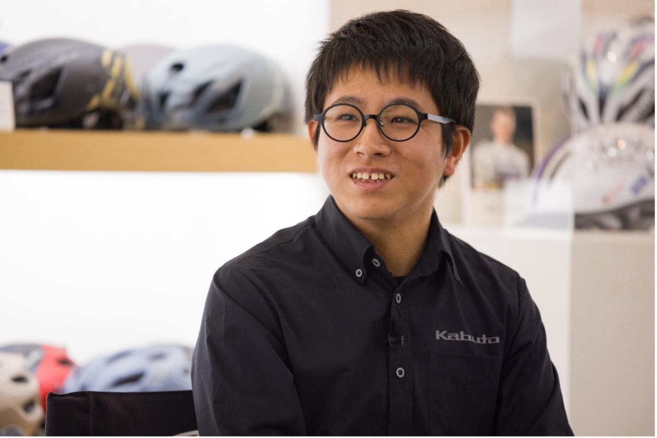 画像: 企業の歴史や事業の成り立ちを語る小川さん