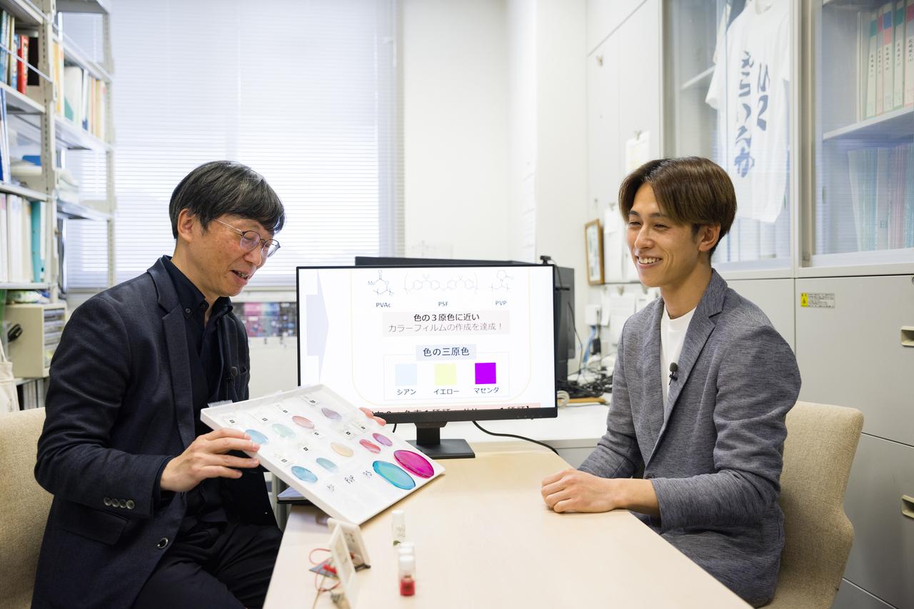 画像: 実際に染色したプラスチックを見せながら説明する船曳教授