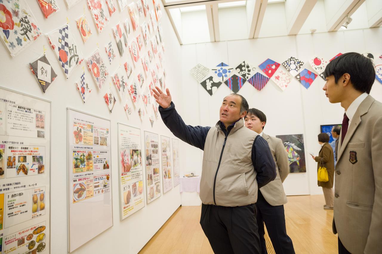 画像: 展示されたハタを解説してくれた阿部先生