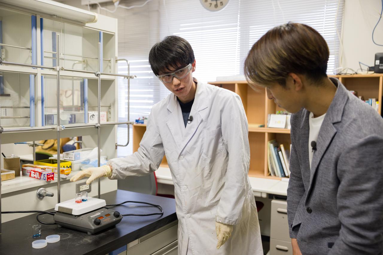 画像: カメレオン色素を使ってプラスチックを染める様子