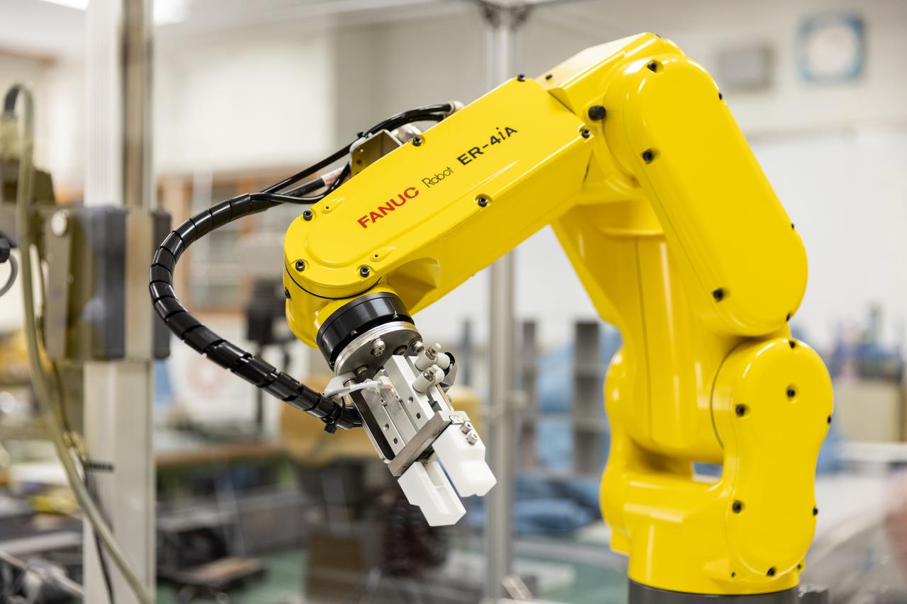 画像: 企業でも使われている日本のメーカーのアームロボット