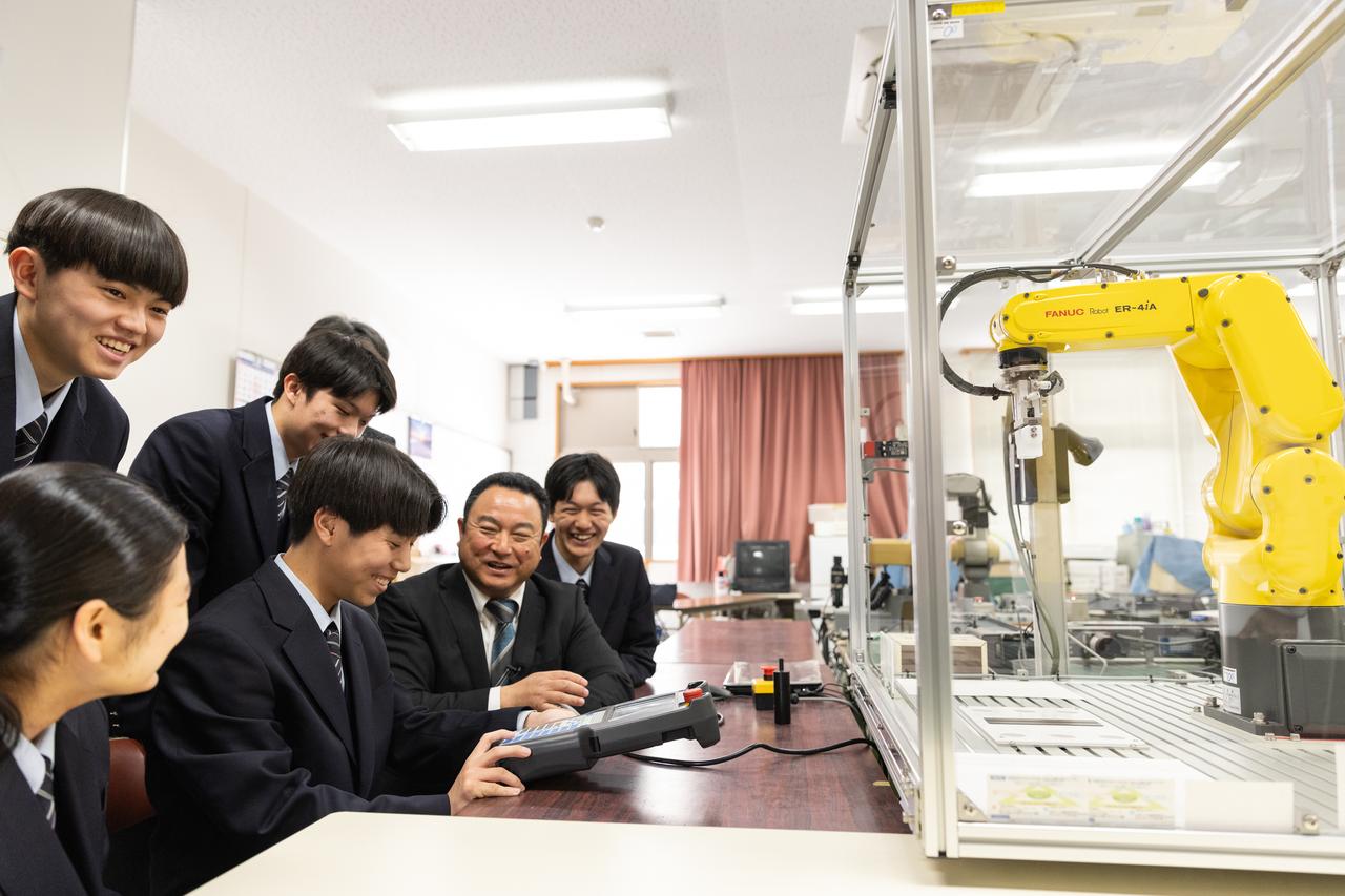 画像: 童謡「きらきら星」のリズムにあわせてアームロボットが動くシーンも