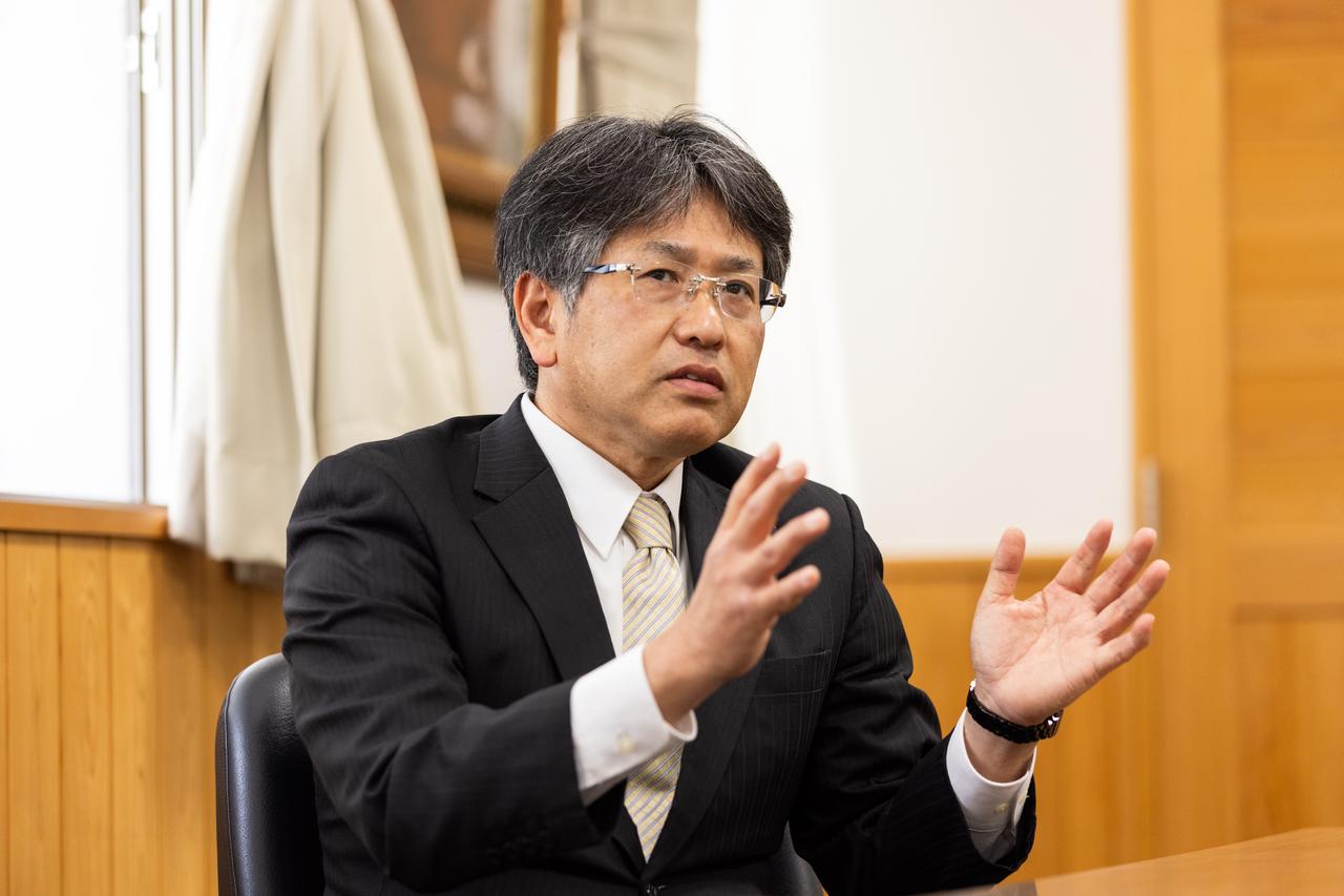 画像: 製造業の課題を真剣に語る山岸先生
