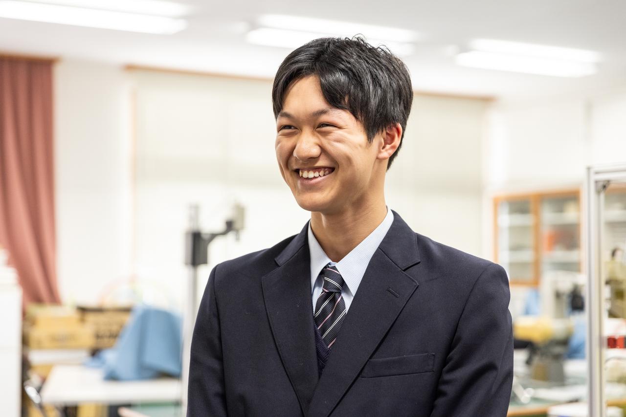 画像: アームロボットを初めて操作して思わず笑顔に