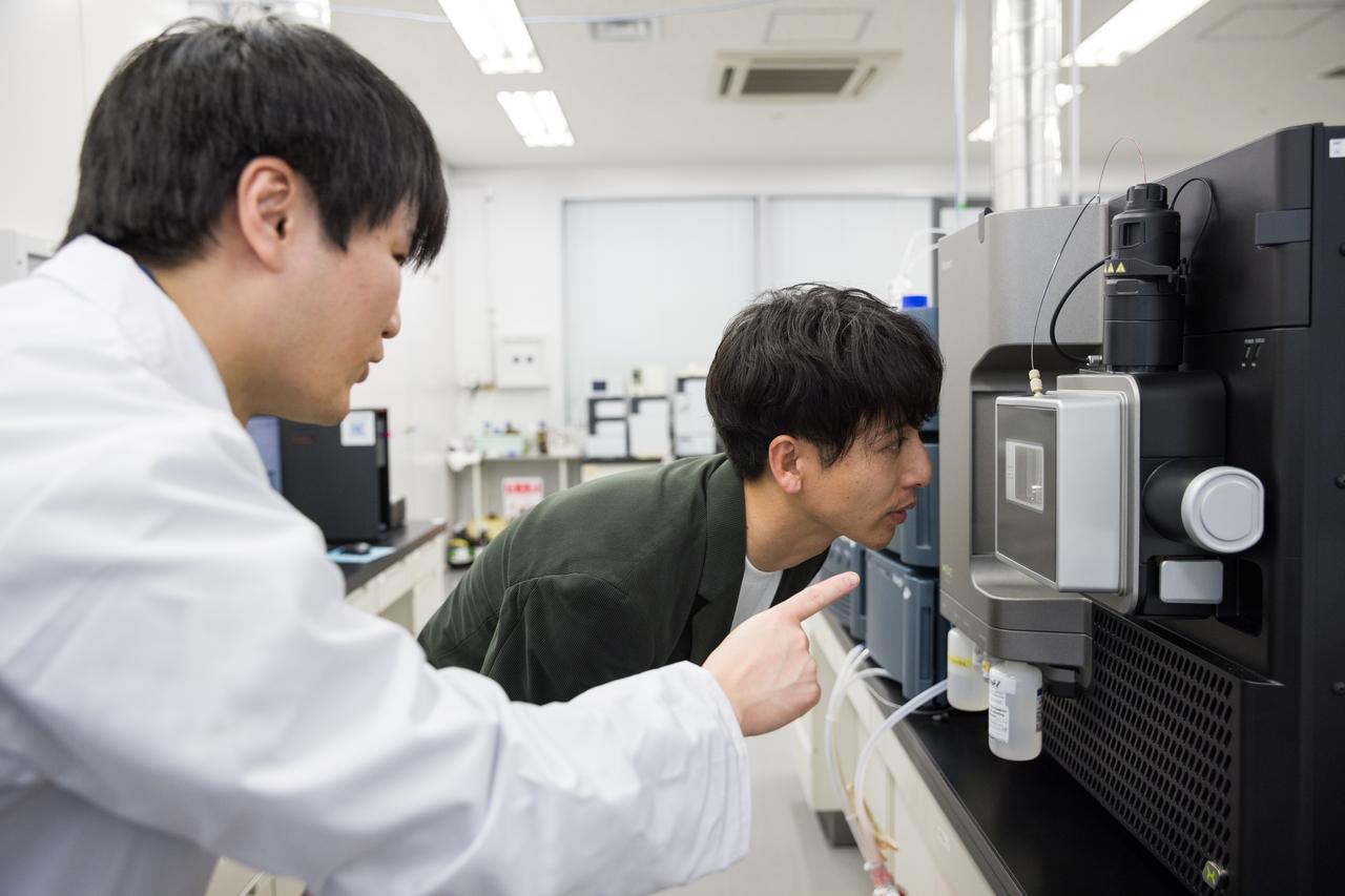 画像: 機械を使ってサンプル品を計測する様子