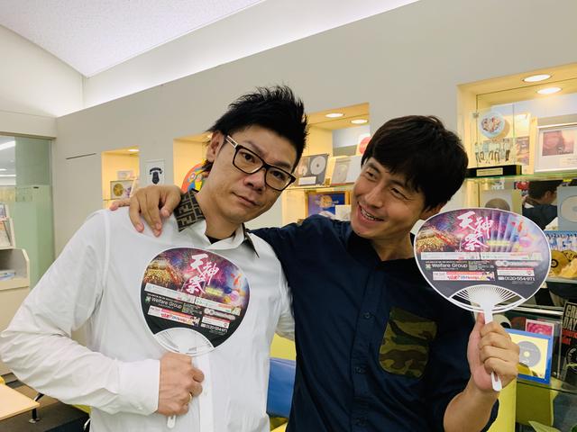 画像: ★天神祭ではUちゃんと谷さんが持っている、「それU.K.!! ミライbridge」ロゴ入りうちわが配られるとか!