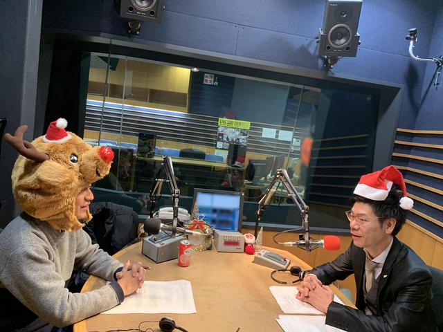 画像: ★写真撮影のためにかぶったサンタ帽&トナカイが意外とハマるUちゃん&谷さん。