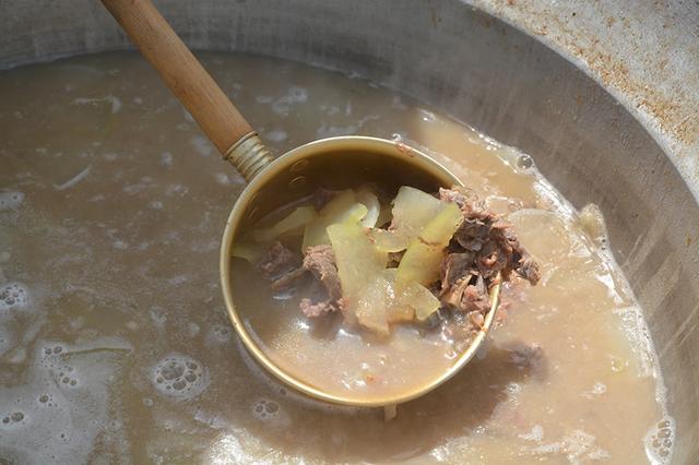画像: エイドステーションでふるまわれる郷土料理「ヤギ汁」。島ではお祝いの席に食べられ、滋養強壮によいとされている