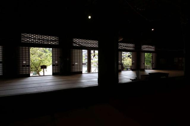画像: 大方丈から臨む方丈庭園。秋には樹々が鮮やかに染まる。