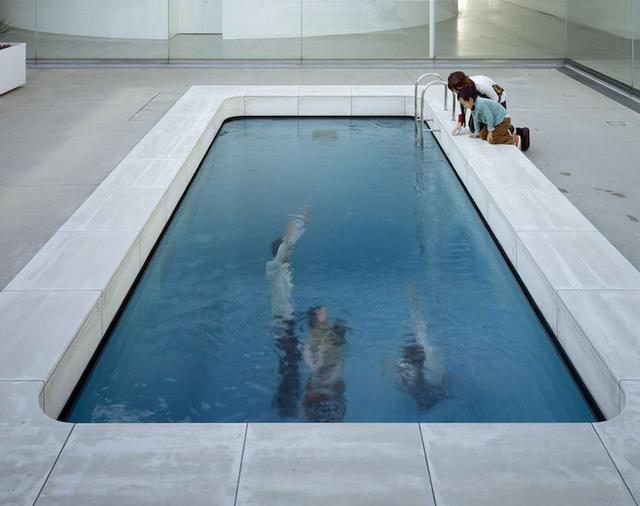 画像: レアンドロ・エルリッヒ《スイミング・プール》2004年 金沢21世紀美術館蔵 撮影:中道淳 / サアンドパートナーズ 写真提供:金沢21世紀美術館