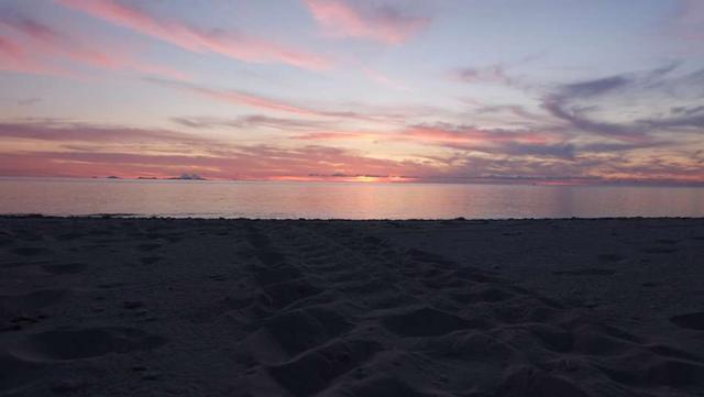 画像: 夕日が美しい兼母海岸
