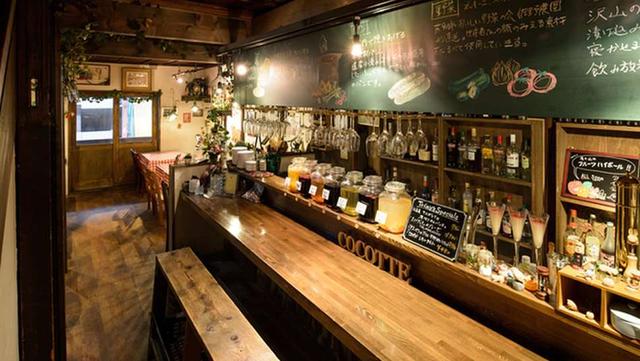画像: 緑やアンティーク雑貨で飾られた心地よい店内