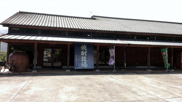 画像: 焼酎道場の敷地内には、日本庭園や茶室もある