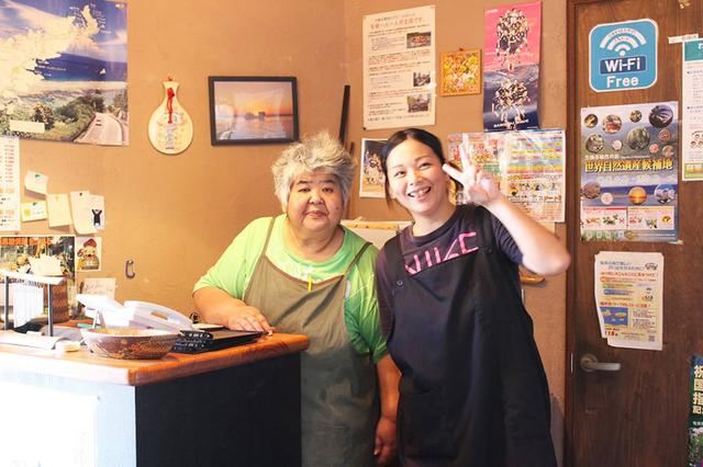 画像: 女将の川畑さんとお店のスタッフ