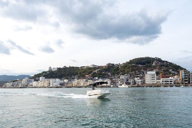 画像: ©Tetsuya Ito/Courtesy of DISCOVERLINK Setouchi 海と山に挟まれた尾道の風景を船上から楽しめるショートクルージングプランが宿泊者限定で用意されている