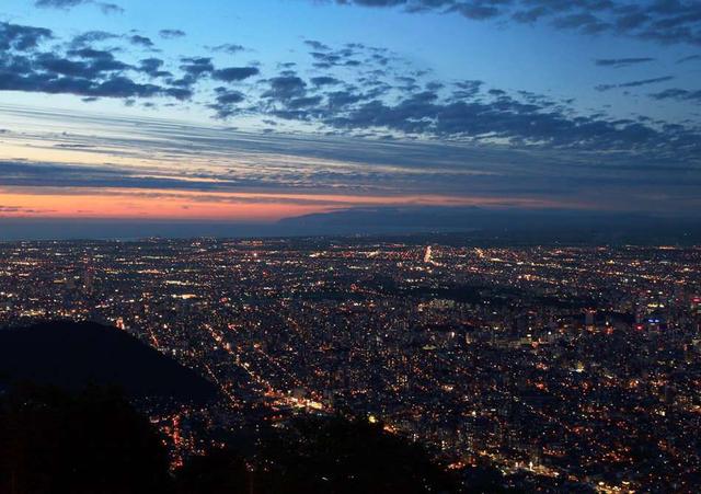 画像: 藻岩山からの景色は夕暮れ時も格別