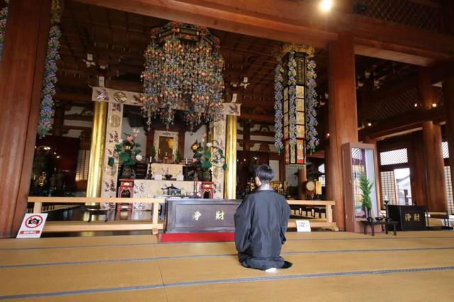 画像: 広々とした御堂。境内も広大で、紅葉スポットが点在している。