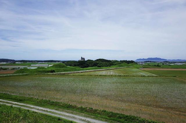 画像: ポコポコと大地が盛り上がった光景が個性的な「新原・奴山古墳群」