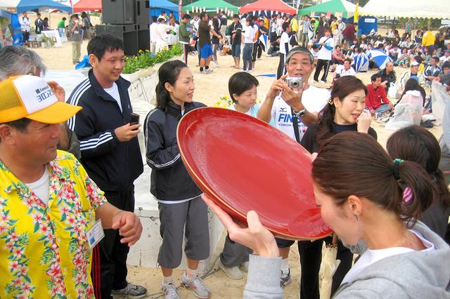 画像: ゴール直後の後夜祭では与論島オリジナルの黒糖焼酎「島有泉」がふるまわれる
