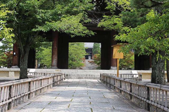 画像: 浄土宗大本山・くろ谷 金戒光明寺: まだまだ穴場。美しい紅葉が山門を飾るお寺