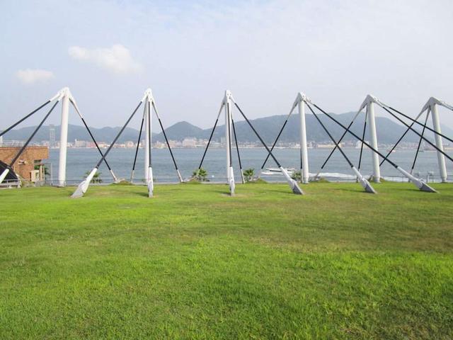 画像: 芝生の屋上にて、関門海峡を眺めながらいただくお寿司は極上(写真提供:唐戸市場管理事務所)
