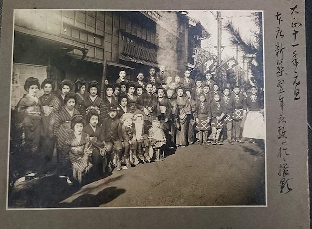 画像: 店内には過去の写真が飾られている。こちらは大正11年、お店の前で撮影されたもの