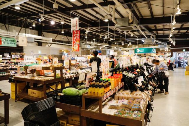 画像: アゴラマルシェには地元の野菜や果物、加工品までずらり