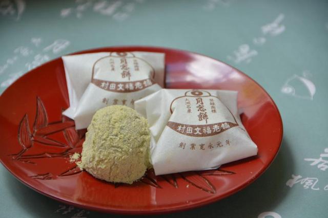 画像: 青大豆きな粉がふわっと香る、銘菓「月窓餅」