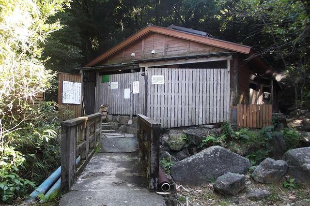 画像: 男女別の蒸し風呂。手前の水風呂には、近くの白鳥神社からひいた神聖な水を使用