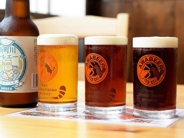 画像: 味はもちろん、色も香りもそれぞれに異なるクラフトビール。吉野川の地下水を仕込み水に用いている