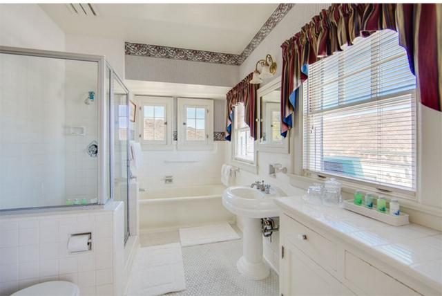画像: 「The Grand Suite」のバスルーム Photo:Catalina Island Company