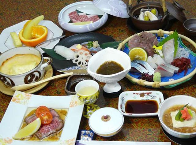 画像: 夕食も評判の宿。旬の地元食材をふんだんに使用しています