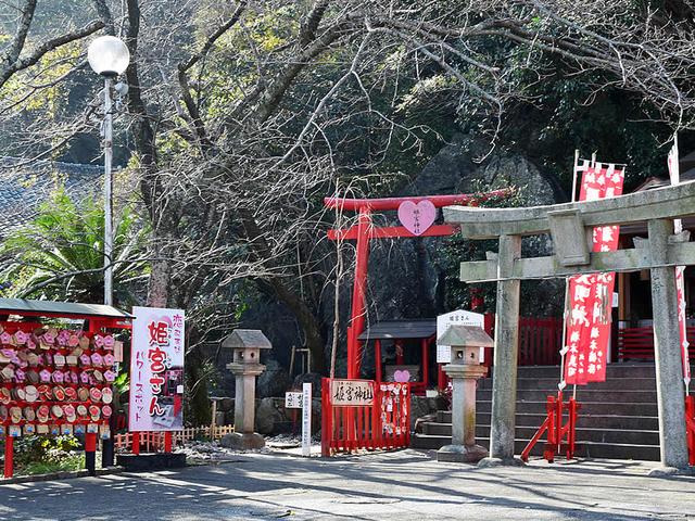 画像: 鳥居の中心に取りつけられたピンクのハートが目印の姫宮神社