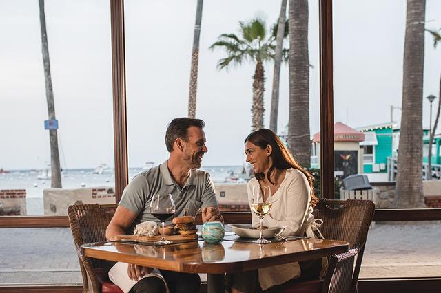 画像: Avalon Grillのテラス席 Photo:Catalina Island Company
